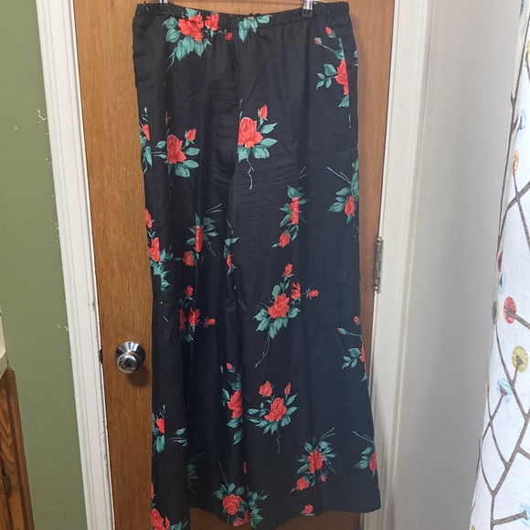 Sir James Vintage Matching Top and Bottoms women’s size 16 black with red roses - Picture 4 of 6